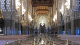 die Gebetshalle umfasst 20.000 m² und bietet 25.000 Gläubigen Platz